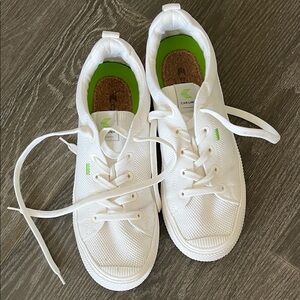 Cariuma White Low-Top Sneakers